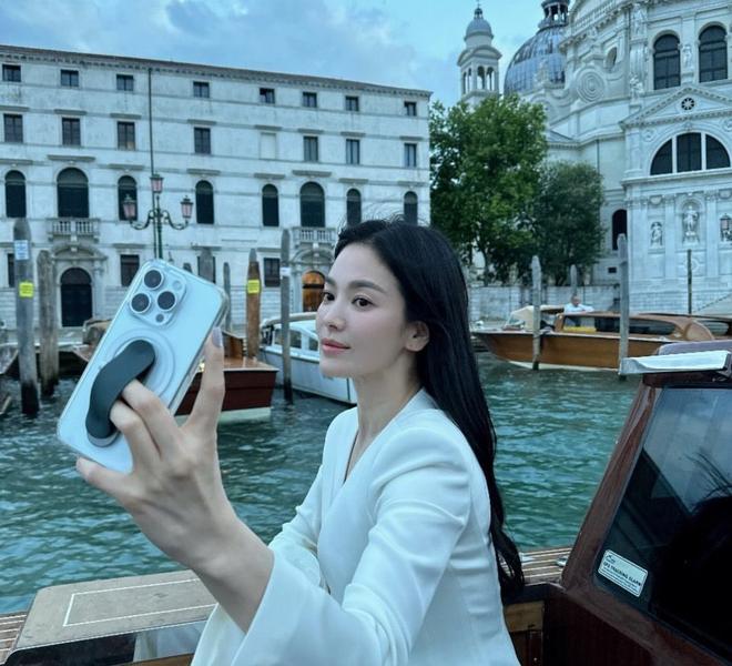 Song Hye Kyo tái ngộ Cha Eun Woo tại Ý, tiếp tục tạo nên khung hình trâm anh thế phiệt-4