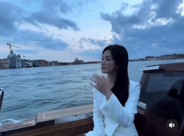 Song Hye Kyo tái ngộ Cha Eun Woo tại Ý, tiếp tục tạo nên khung hình trâm anh thế phiệt-5