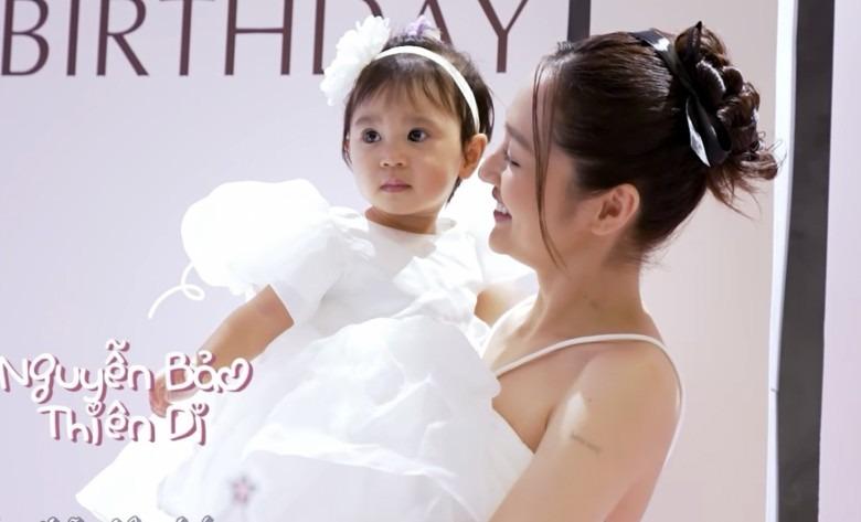 Bảo Anh lần đầu hé lộ tên đầy đủ của con gái có 4 chữ vừa sang vừa ý nghĩa, đặc biệt nhóc tì còn mang họ của mẹ-2