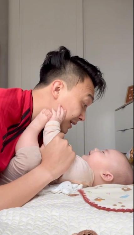 Con trai Lê Âu Ngân Anh ngày càng bụ bẫm, gương mặt bản sao của ba-4