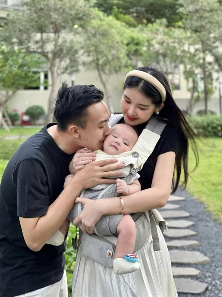 Con trai Lê Âu Ngân Anh ngày càng bụ bẫm, gương mặt bản sao của ba-5