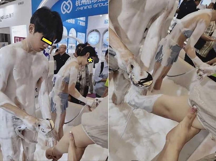 Nhân viên bán hàng đứng tắm giữa trung tâm thương mại nhằm hút mắt xem-1