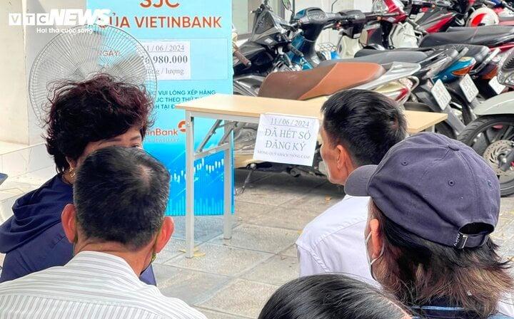 Người dân than ngày càng khó mua vàng-2