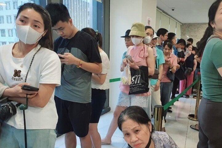 Người dân ăn, ngủ, nghỉ tại chỗ để chờ mua vàng, có người ấm ức bật khóc vì xếp hàng suốt 4 ngày liền mà vẫn chưa mua được-8
