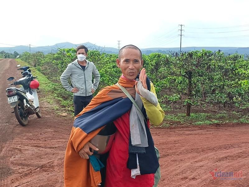 Ông Lê Anh Tú (Thích Minh Tuệ) khất thực tại Gia Lai: Đề phòng hiện tượng người dân đi theo đông-1