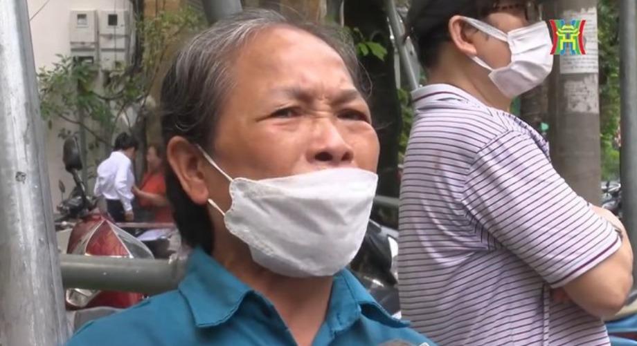 Người dân ăn, ngủ, nghỉ tại chỗ để chờ mua vàng, có người ấm ức bật khóc vì xếp hàng suốt 4 ngày liền mà vẫn chưa mua được-1