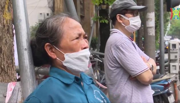 Người dân ăn, ngủ, nghỉ tại chỗ để chờ mua vàng, có người ấm ức bật khóc vì xếp hàng suốt 4 ngày liền mà vẫn chưa mua được-2