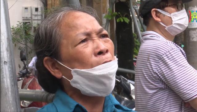 Người dân ăn, ngủ, nghỉ tại chỗ để chờ mua vàng, có người ấm ức bật khóc vì xếp hàng suốt 4 ngày liền mà vẫn chưa mua được-3