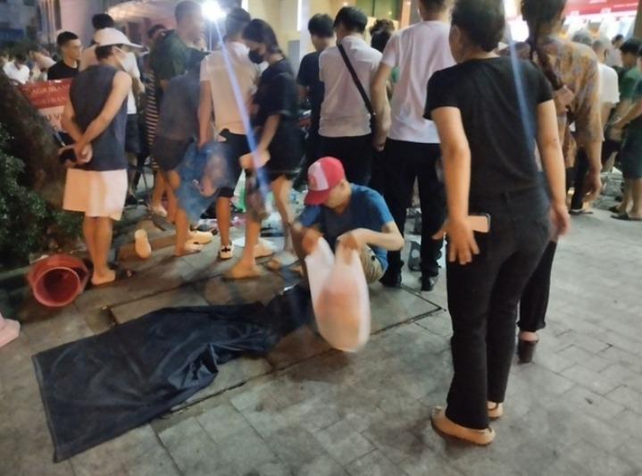 Người dân ăn, ngủ, nghỉ tại chỗ để chờ mua vàng, có người ấm ức bật khóc vì xếp hàng suốt 4 ngày liền mà vẫn chưa mua được-5