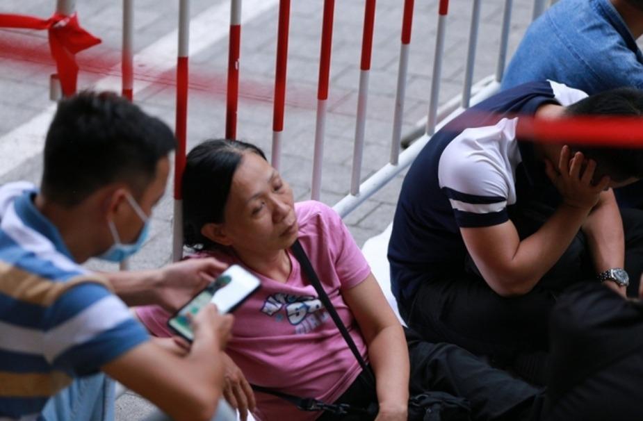 Người dân ăn, ngủ, nghỉ tại chỗ để chờ mua vàng, có người ấm ức bật khóc vì xếp hàng suốt 4 ngày liền mà vẫn chưa mua được-6