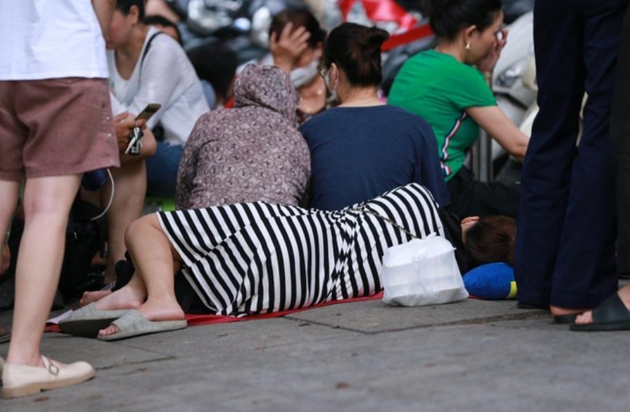 Người dân ăn, ngủ, nghỉ tại chỗ để chờ mua vàng, có người ấm ức bật khóc vì xếp hàng suốt 4 ngày liền mà vẫn chưa mua được-7