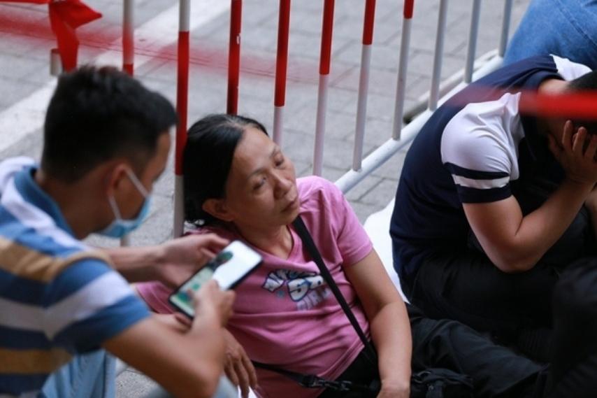 Ôm theo chăn chiếu, ngủ vỉa hè xuyên đêm giữ chỗ mua vàng-16