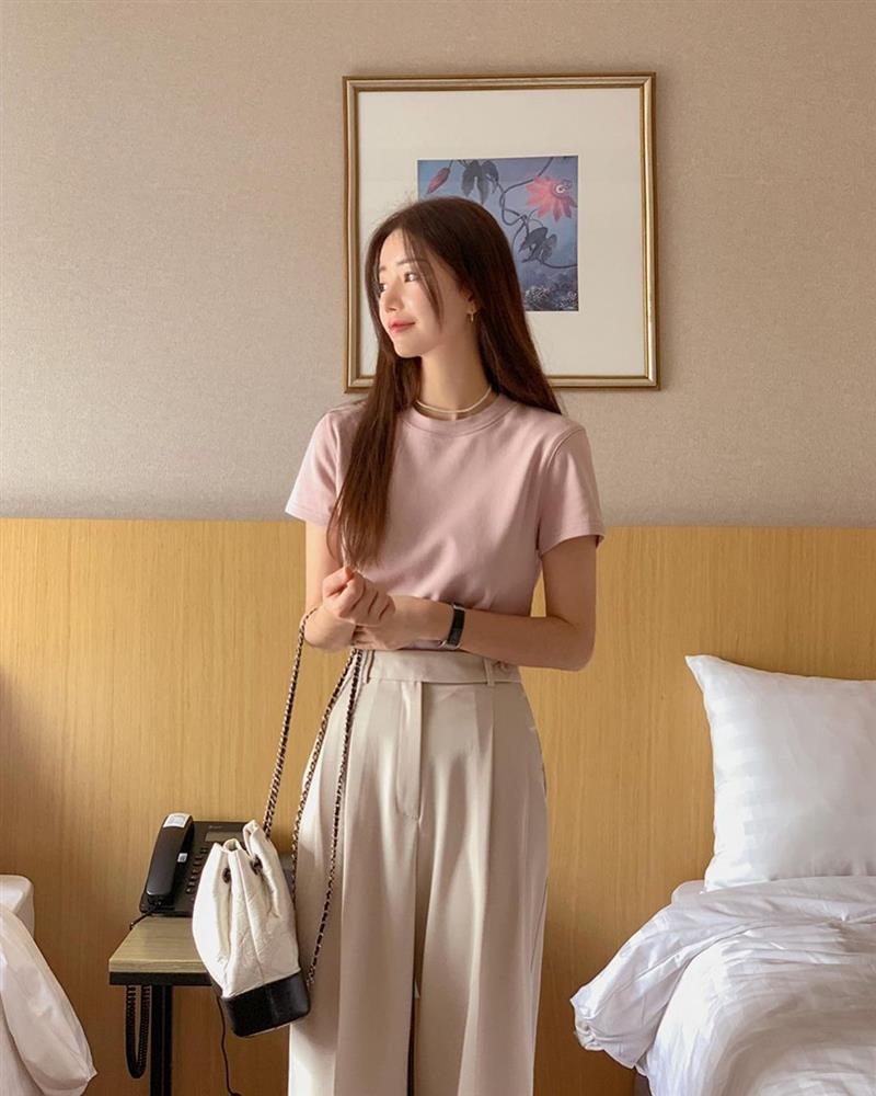 5 công thức diện quần âu trắng ưng mắt và trẻ trung trong mùa hè