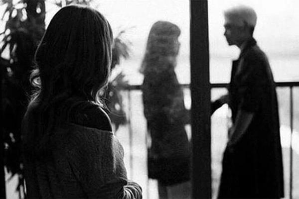 Nhân tình bị vợ túm tóc, chồng vội vàng phóng xe bỏ chạy-2