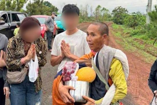 Người dân tập trung, muốn hành lễ, ông Thích Minh Tuệ: 'Mong mọi người việc ai nấy làm'