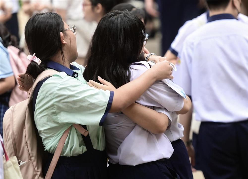 Học sinh khóc vì đề thi môn Toán lớp 10 TPHCM: Tại thầy hay tại trò?-1