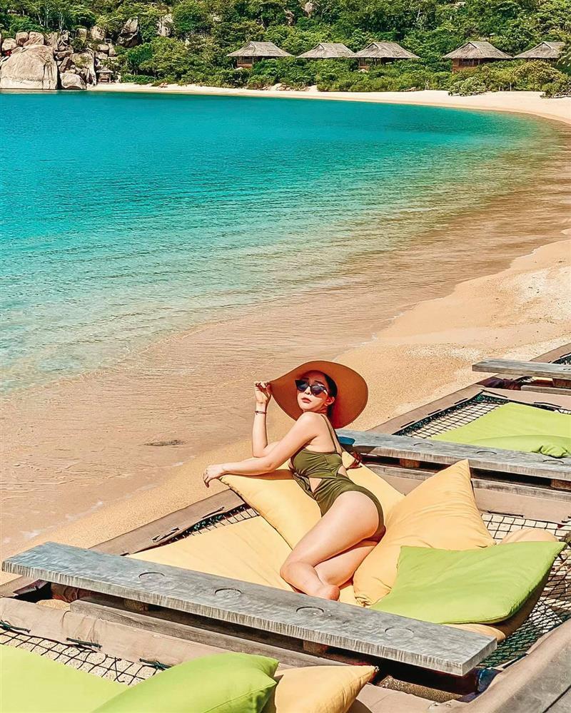 Tình tin đồn của Việt Anh khoe loạt bikini họa tiết độc lạ-2