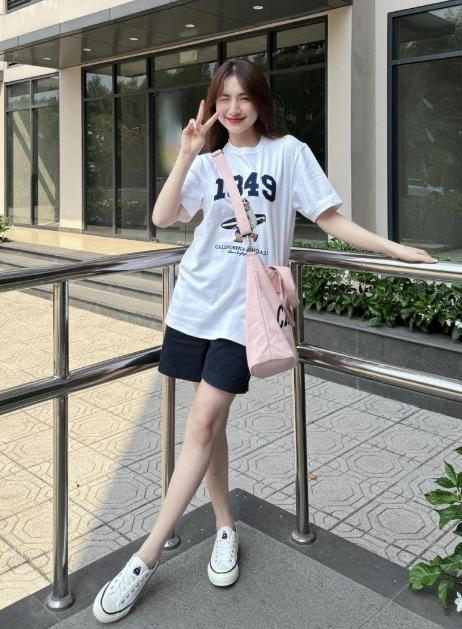 Trầm trồ gu thời trang của những mỹ nhân nấm lùn của Vbiz: Hòa Minzy trẻ trung, Sĩ Thanh siêng khoe đôi chân nuột nà-1