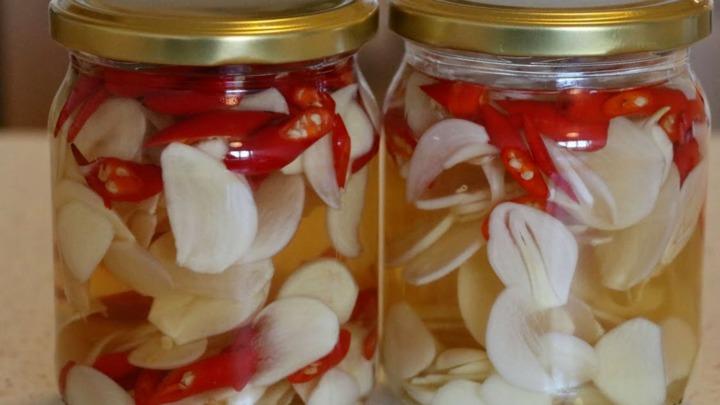 Ngâm tỏi nhớ làm thêm bước này để tỏi trắng giòn-1