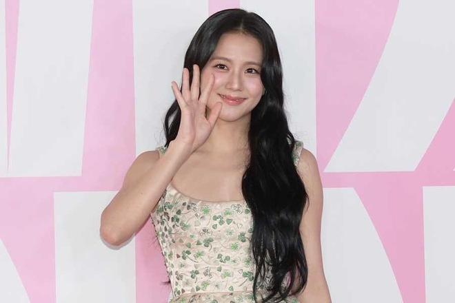 Lâu lắm mới thấy công chúa Jisoo đi event Dior, diện váy hơi dìm dáng nhưng vẫn xinh ngất!-5