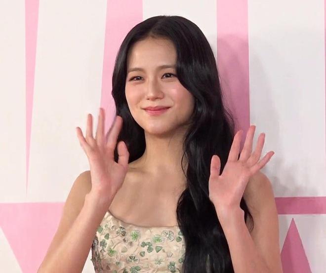 Lâu lắm mới thấy công chúa Jisoo đi event Dior, diện váy hơi dìm dáng nhưng vẫn xinh ngất!-6