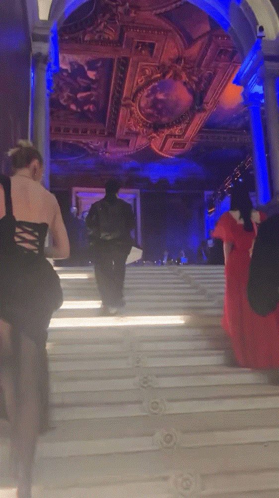 Song Hye Kyo sexy hút hồn trong chiếc váy đỏ khét lẹt, tạo khung hình đã mắt bên Cha Eun Woo-2