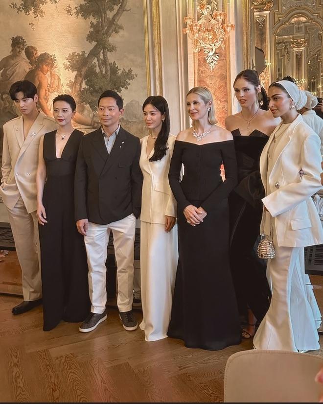 Song Hye Kyo sexy hút hồn trong chiếc váy đỏ khét lẹt, tạo khung hình đã mắt bên Cha Eun Woo-11