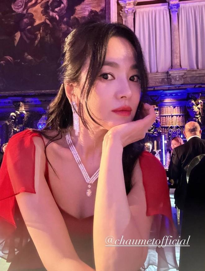 Song Hye Kyo sexy hút hồn trong chiếc váy đỏ khét lẹt, tạo khung hình đã mắt bên Cha Eun Woo-3