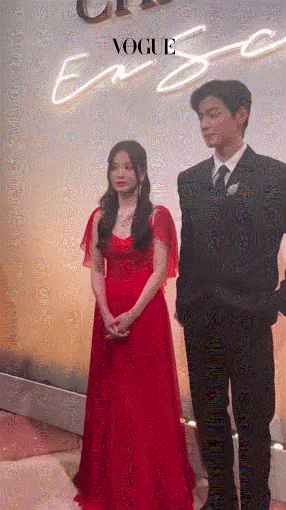 Song Hye Kyo sexy hút hồn trong chiếc váy đỏ khét lẹt, tạo khung hình đã mắt bên Cha Eun Woo-4