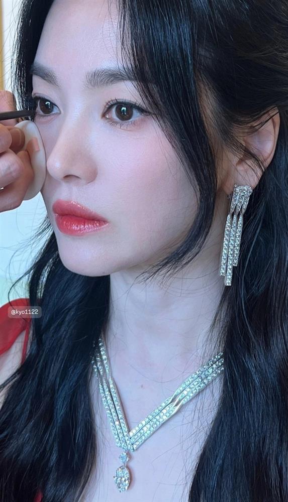 Song Hye Kyo sexy hút hồn trong chiếc váy đỏ khét lẹt, tạo khung hình đã mắt bên Cha Eun Woo-6