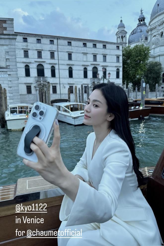 Song Hye Kyo sexy hút hồn trong chiếc váy đỏ khét lẹt, tạo khung hình đã mắt bên Cha Eun Woo-8