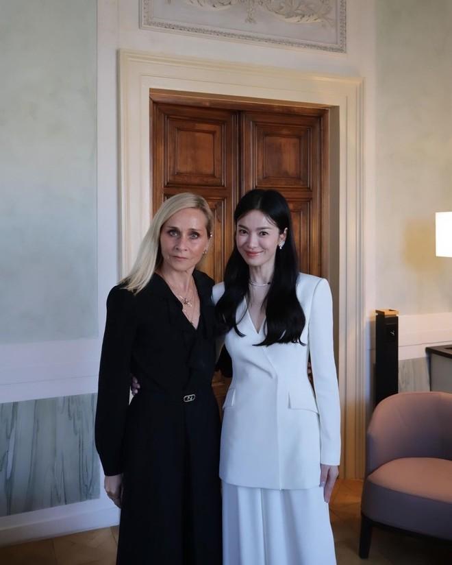 Song Hye Kyo sexy hút hồn trong chiếc váy đỏ khét lẹt, tạo khung hình đã mắt bên Cha Eun Woo-10