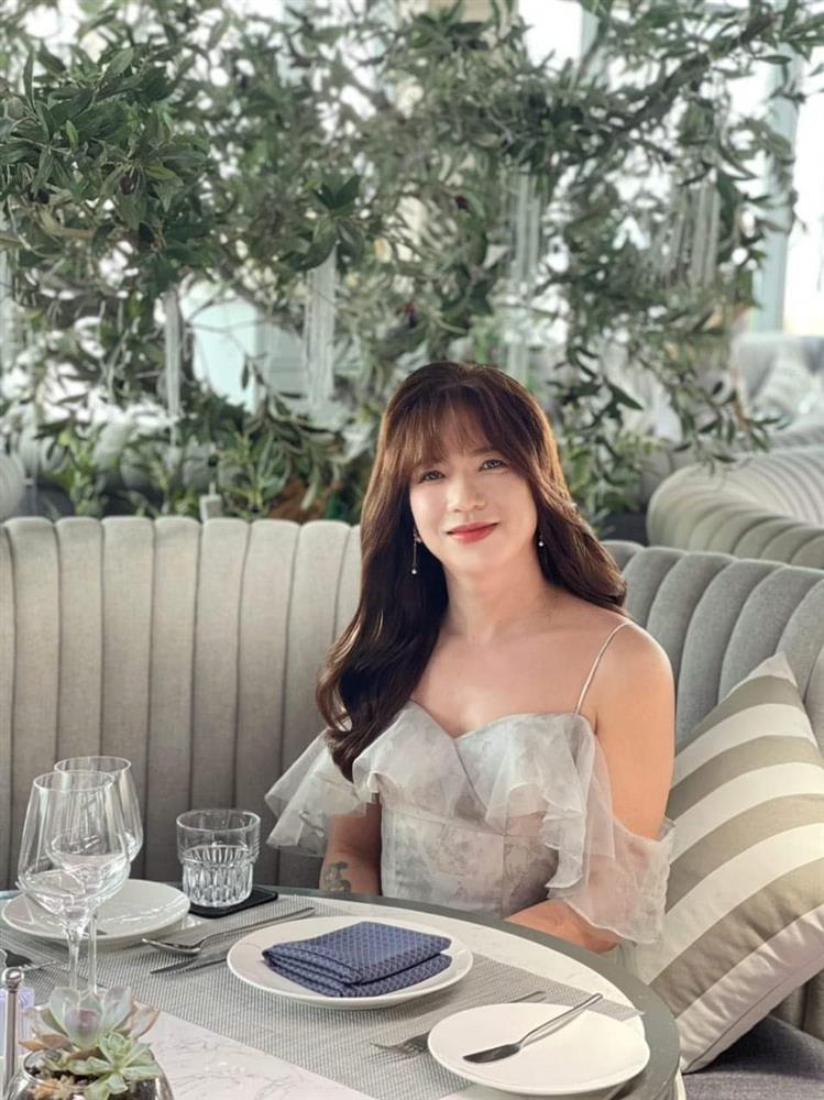 Chồng hóa thành phụ nữ xinh đẹp trong 6 tháng: Trở thành chị em thân thiết với vợ sau 8 năm kết hôn, có chung 2 cô con gái-2