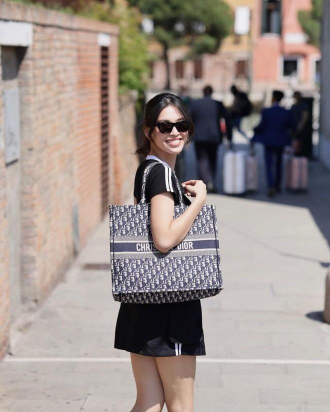 Hoa hậu Tiểu Vy tậu xe xịn sau khi mua nhà tiền tỷ tặng bố mẹ ở tuổi 23-8