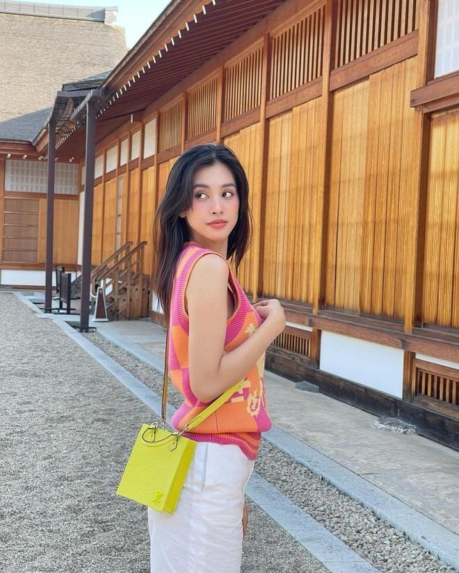 Hoa hậu Tiểu Vy tậu xe xịn sau khi mua nhà tiền tỷ tặng bố mẹ ở tuổi 23-9