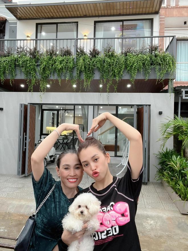 Hoa hậu Tiểu Vy tậu xe xịn sau khi mua nhà tiền tỷ tặng bố mẹ ở tuổi 23-7