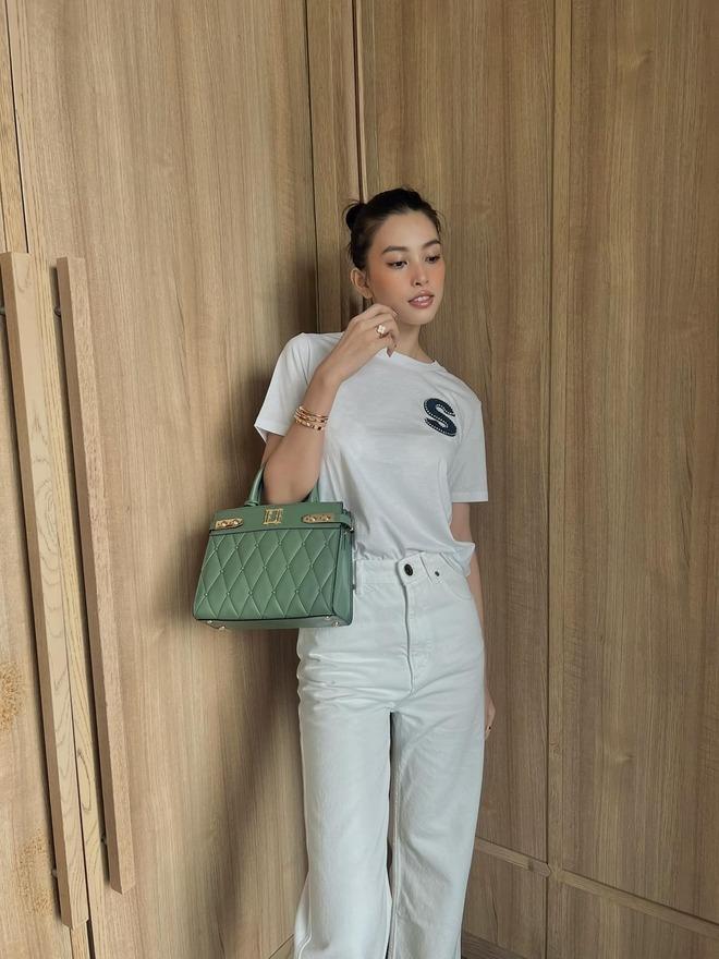 Hoa hậu Tiểu Vy tậu xe xịn sau khi mua nhà tiền tỷ tặng bố mẹ ở tuổi 23-11