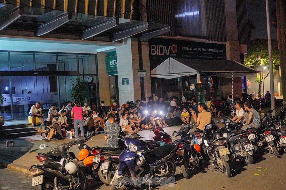 Ôm theo chăn chiếu, ngủ vỉa hè xuyên đêm giữ chỗ mua vàng-1