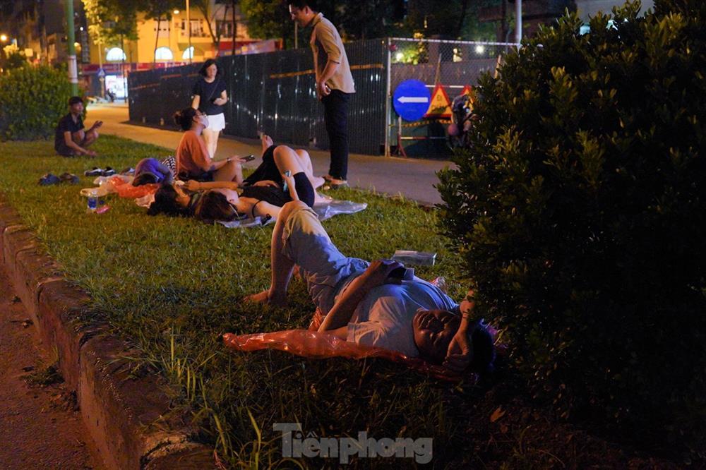 Ôm theo chăn chiếu, ngủ vỉa hè xuyên đêm giữ chỗ mua vàng-10