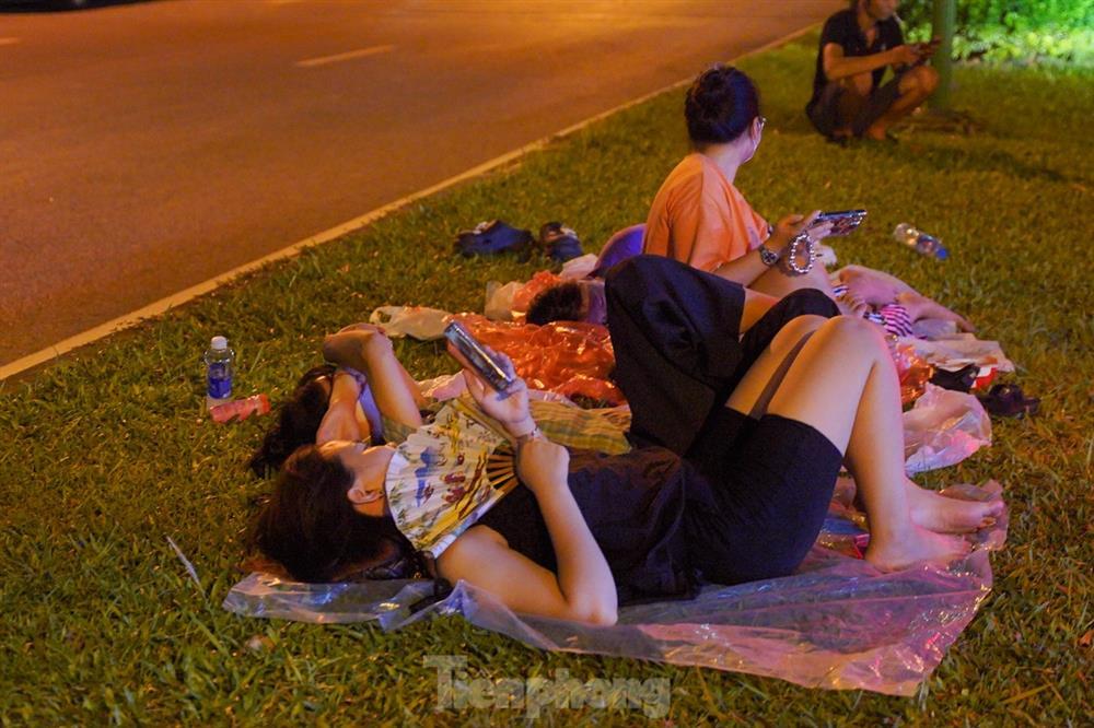 Ôm theo chăn chiếu, ngủ vỉa hè xuyên đêm giữ chỗ mua vàng-11