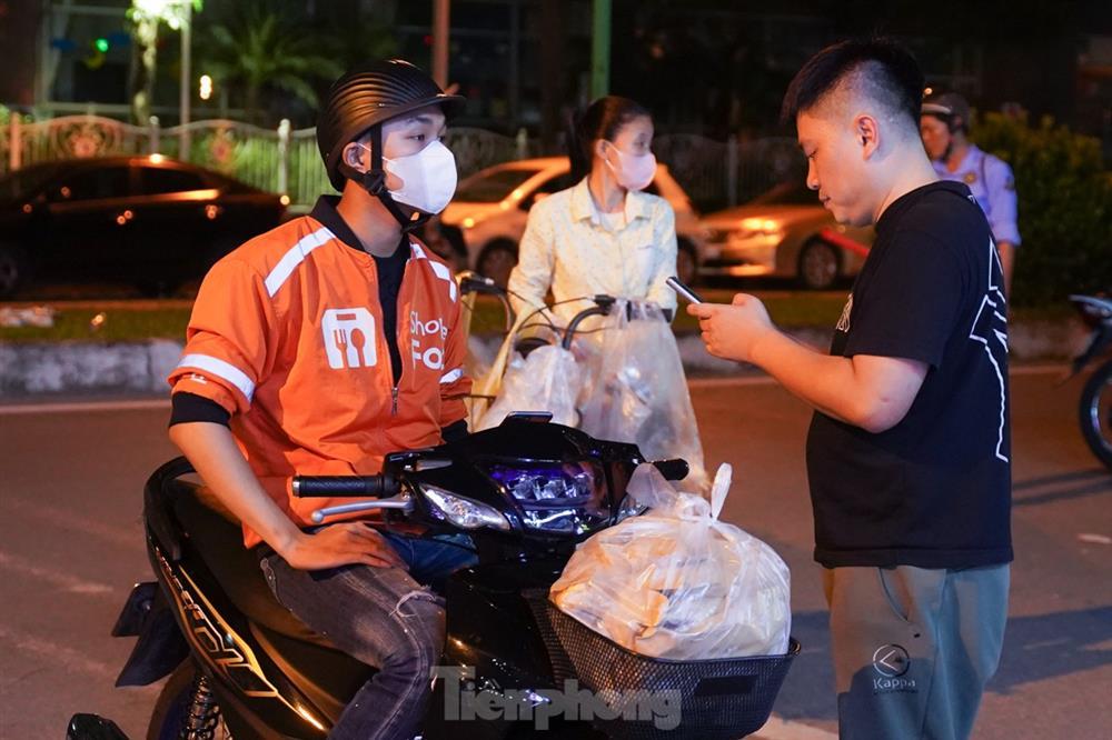 Ôm theo chăn chiếu, ngủ vỉa hè xuyên đêm giữ chỗ mua vàng-12