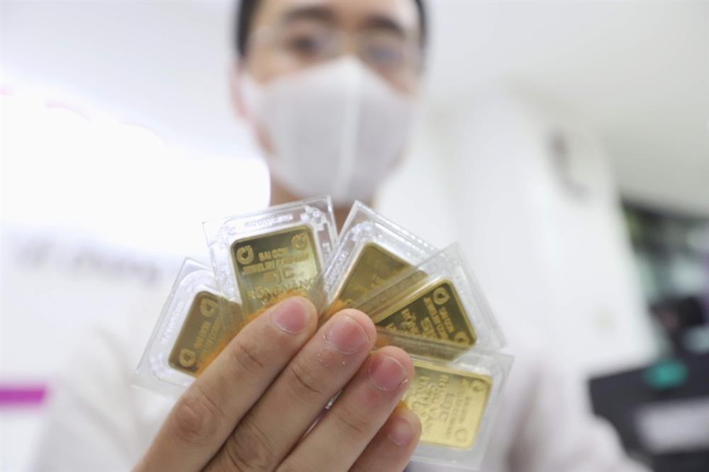 Ôm theo chăn chiếu, ngủ vỉa hè xuyên đêm giữ chỗ mua vàng-14