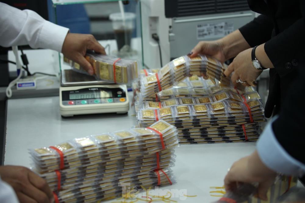 Ôm theo chăn chiếu, ngủ vỉa hè xuyên đêm giữ chỗ mua vàng-15