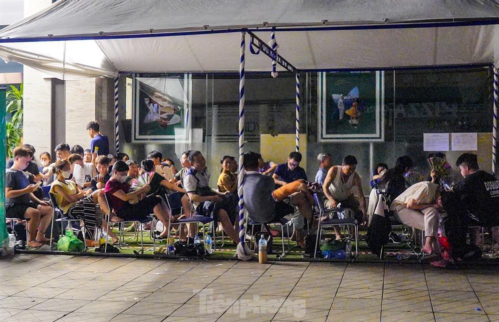 Ôm theo chăn chiếu, ngủ vỉa hè xuyên đêm giữ chỗ mua vàng-3