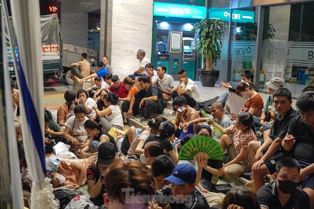 Ôm theo chăn chiếu, ngủ vỉa hè xuyên đêm giữ chỗ mua vàng-4