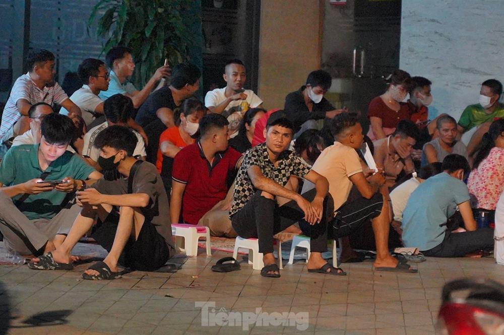 Ôm theo chăn chiếu, ngủ vỉa hè xuyên đêm giữ chỗ mua vàng-5