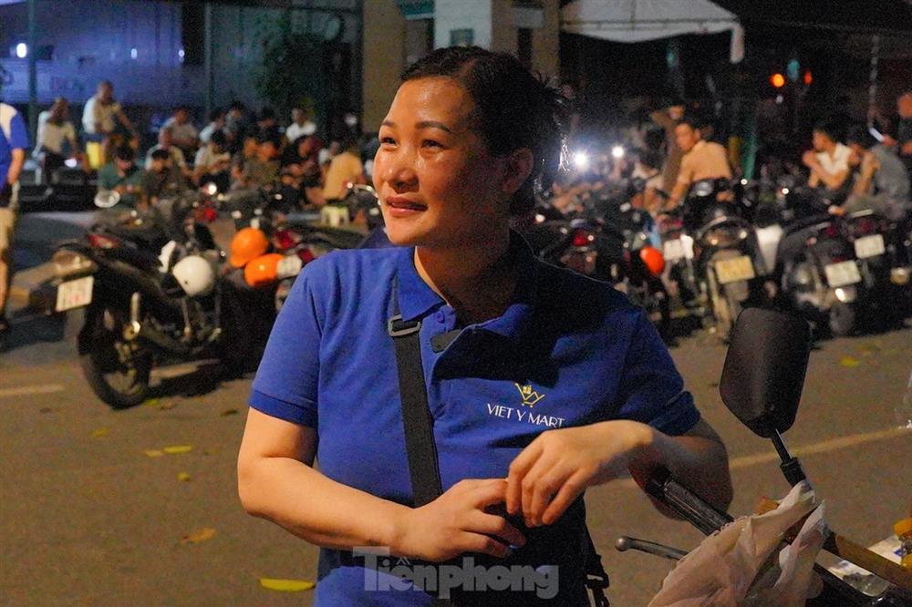 Ôm theo chăn chiếu, ngủ vỉa hè xuyên đêm giữ chỗ mua vàng-6