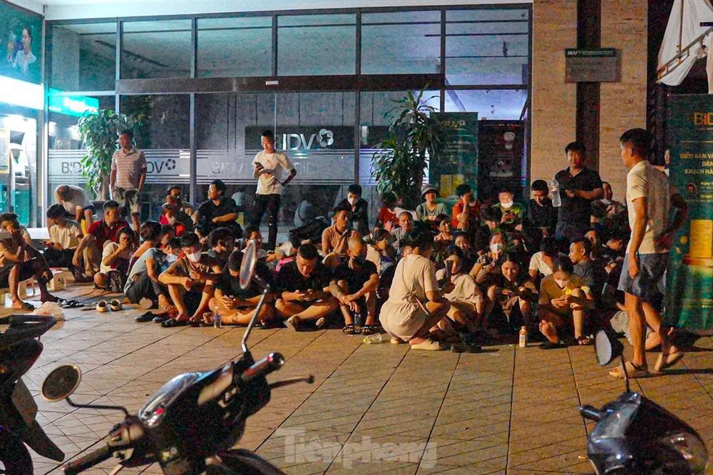 Ôm theo chăn chiếu, ngủ vỉa hè xuyên đêm giữ chỗ mua vàng-7