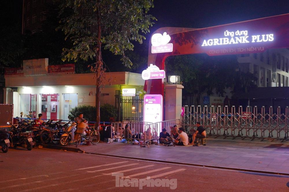 Ôm theo chăn chiếu, ngủ vỉa hè xuyên đêm giữ chỗ mua vàng-8