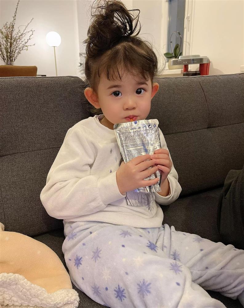 Ái nữ của bạn gái cũ Trấn Thành từng bí mật sinh ở Đức, ngày lớn xinh như búp bê, giống bố doanh nhân y đúc-1